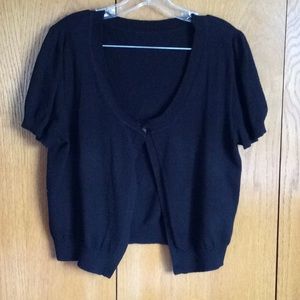 Short black short sleeve sweater
